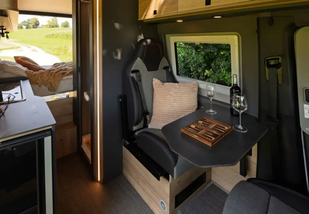 Aventuro 600 4 x 4 salón